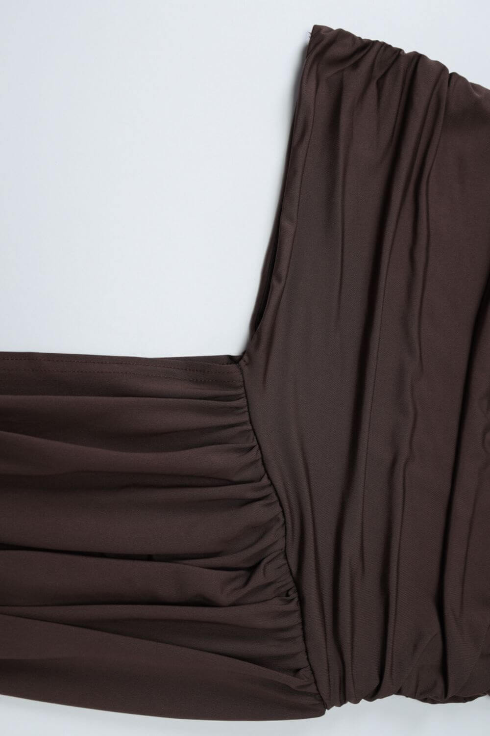Asymmetrisches, drapiertes kurzes Kleid mit einem Schulterriemen