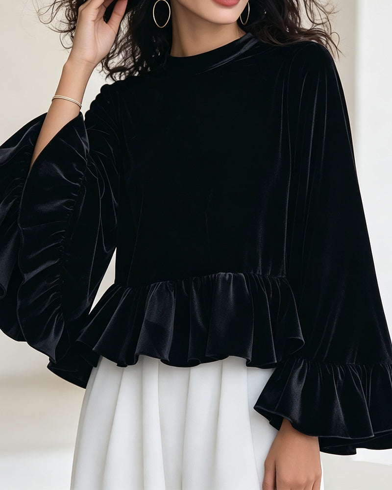 Elegante Samtbluse für Damen in stilvoller Gesamtansicht