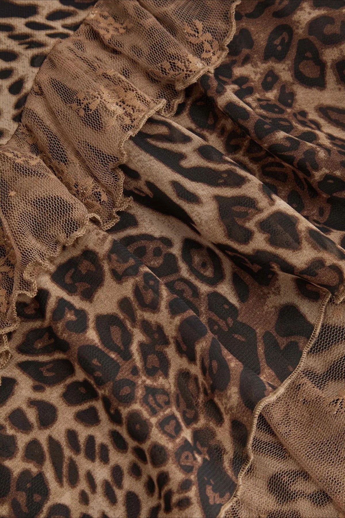 Rückansicht des Midikleids mit Leopardenmuster