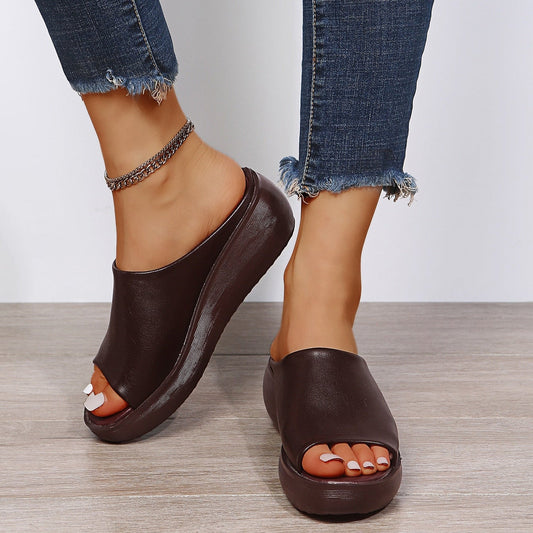 Seitliche Ansicht der Damen-Keilsandalen mit Zehenriemen