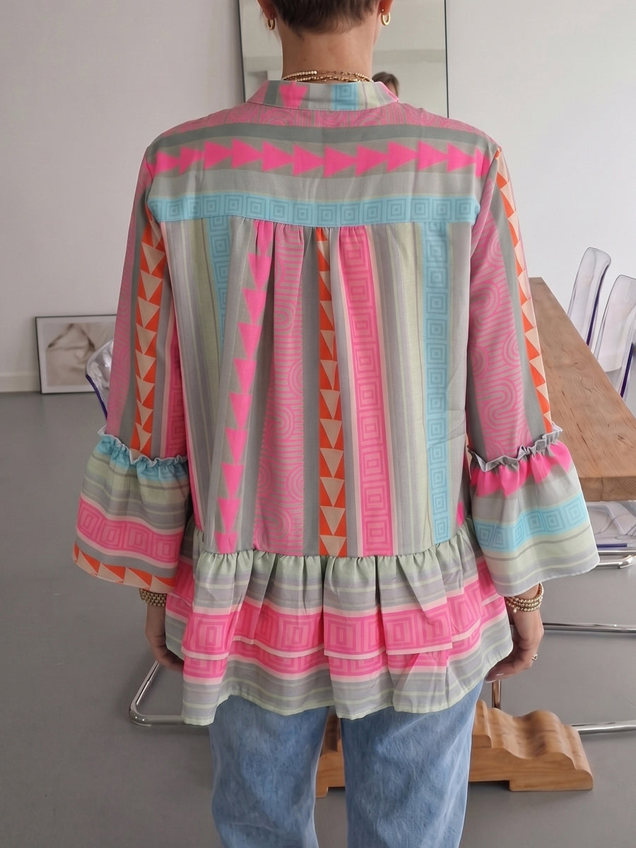 Rosa-graue Damenbluse mit Print und Rüschensaum in stilvoller Frontansicht