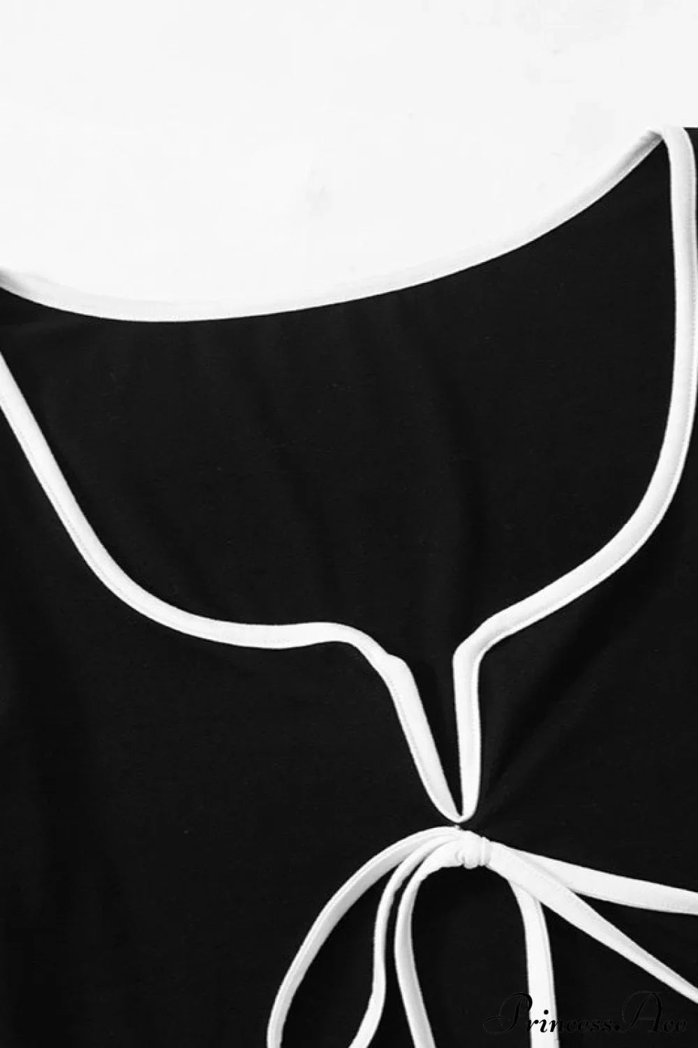 Damen Crop Top im figurbetonten Schnitt als Modeaufnahme getragen