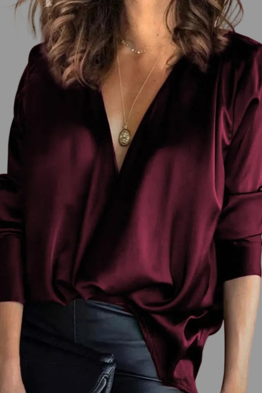 Elegante Damenbluse aus Satin mit drapiertem Ausschnitt von vorne