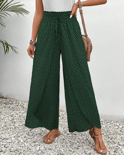 Damen weite Hose mit geometrischem Muster von hinten gezeigt