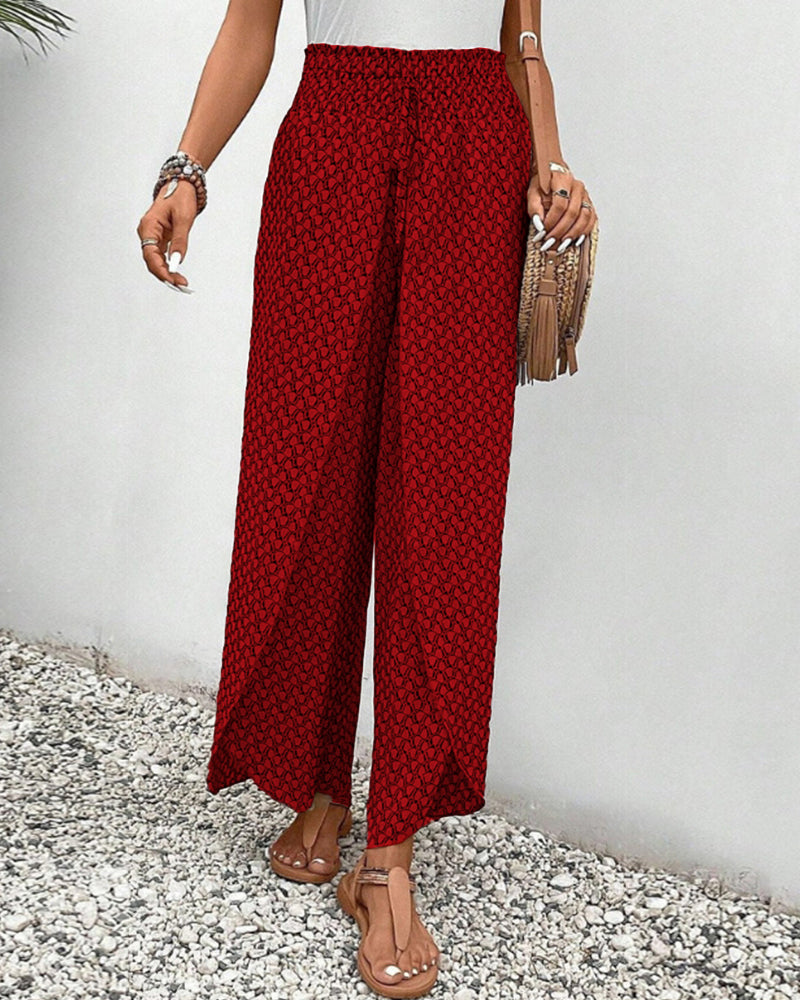 Damenhose mit geometrischem Muster und weitem Bein in Nahaufnahme