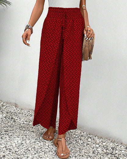 Damenhose mit geometrischem Muster und weitem Bein in Nahaufnahme