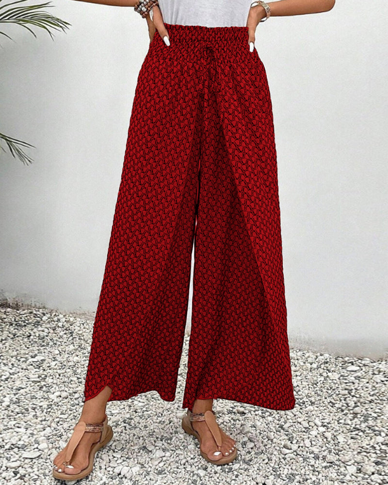 Eleganter Bürolook mit weiter Damenhose mit geometrischem Muster