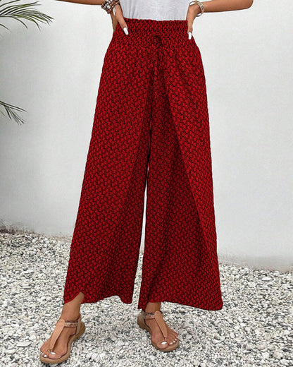 Eleganter Bürolook mit weiter Damenhose mit geometrischem Muster