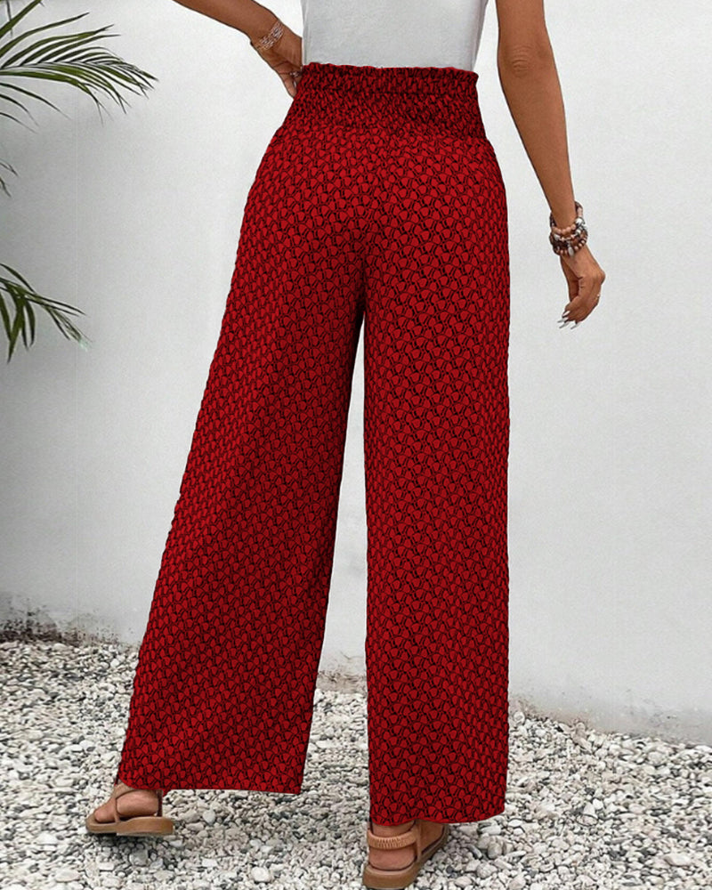 Abendlook mit weiter Damenhose mit geometrischem Muster am Model