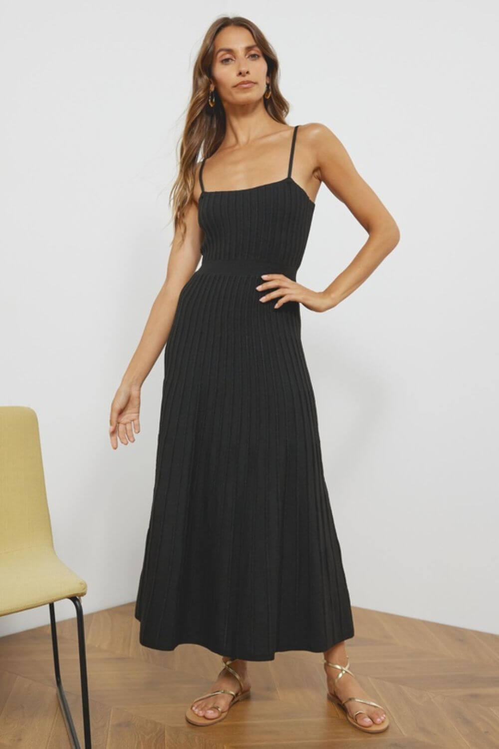 Gestricktes, plissiertes Midi-Kleid mit Spaghettiträgern