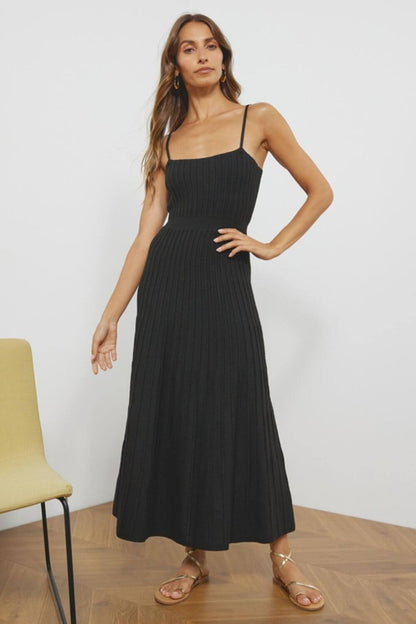 Gestricktes, plissiertes Midi-Kleid mit Spaghettiträgern