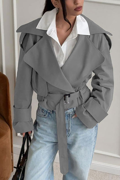 Damen Kurzjacke getragen im eleganten Alltagslook