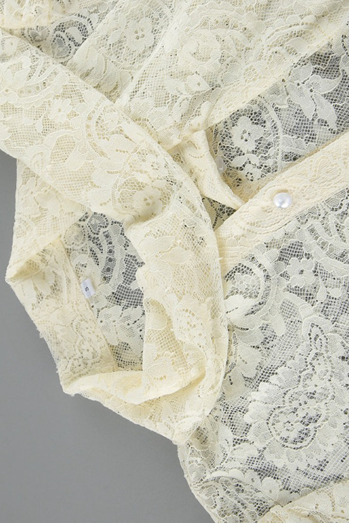 Seitliche Ansicht der eleganten Bluse mit Spitzenstruktur