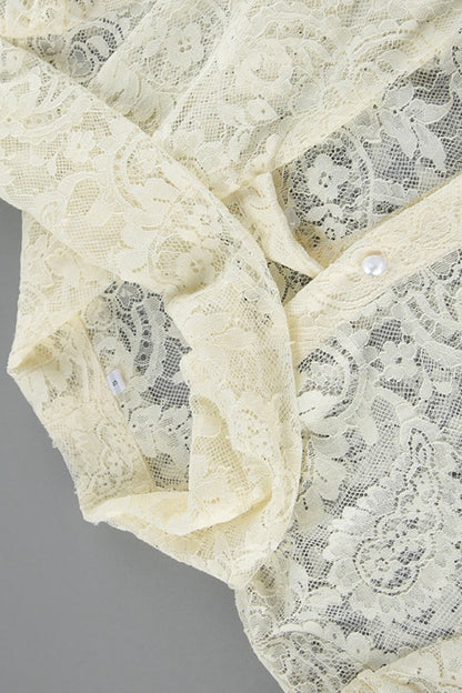Seitliche Ansicht der eleganten Bluse mit Spitzenstruktur