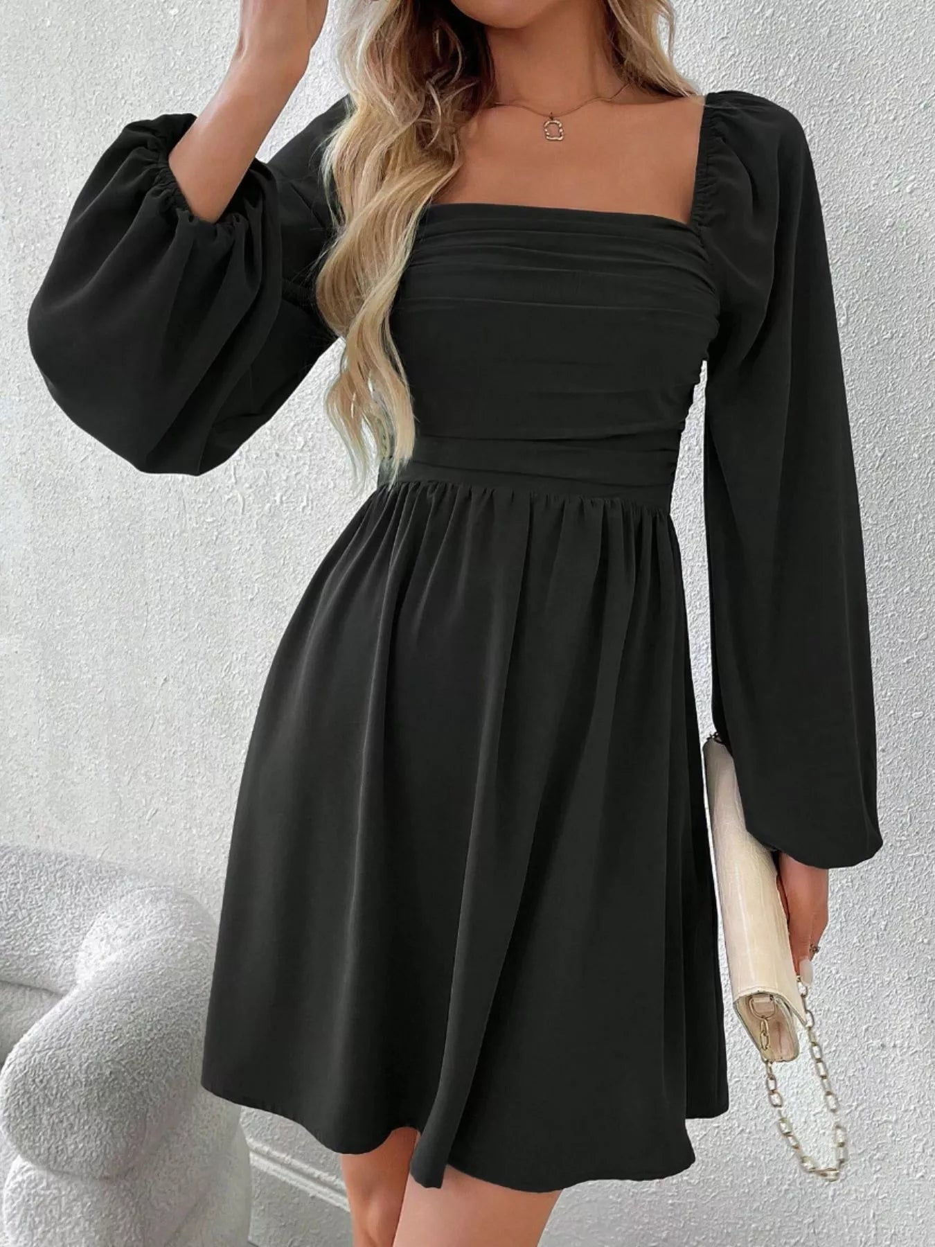 Gerüschtes A-Linien-Kleid mit quadratischem Ausschnitt und langen Ärmeln