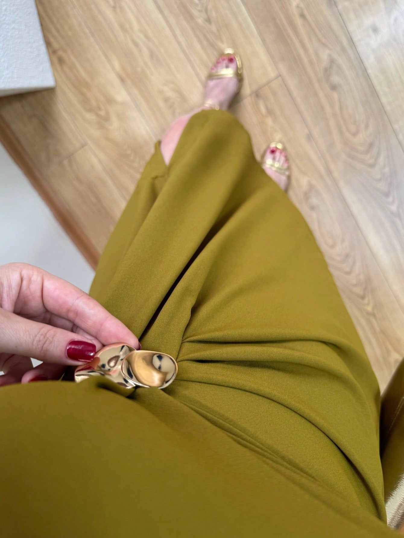 Ärmelloses Maxikleid mit Raffung und Schlitz in Olivgrün