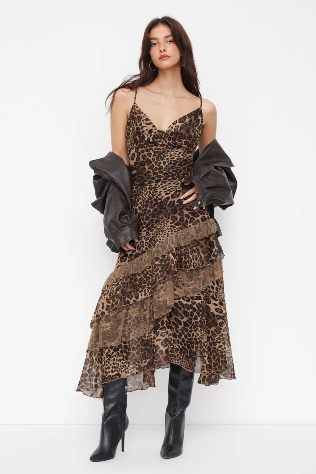 Detailaufnahme der Spitze am Leoparden-Midikleid