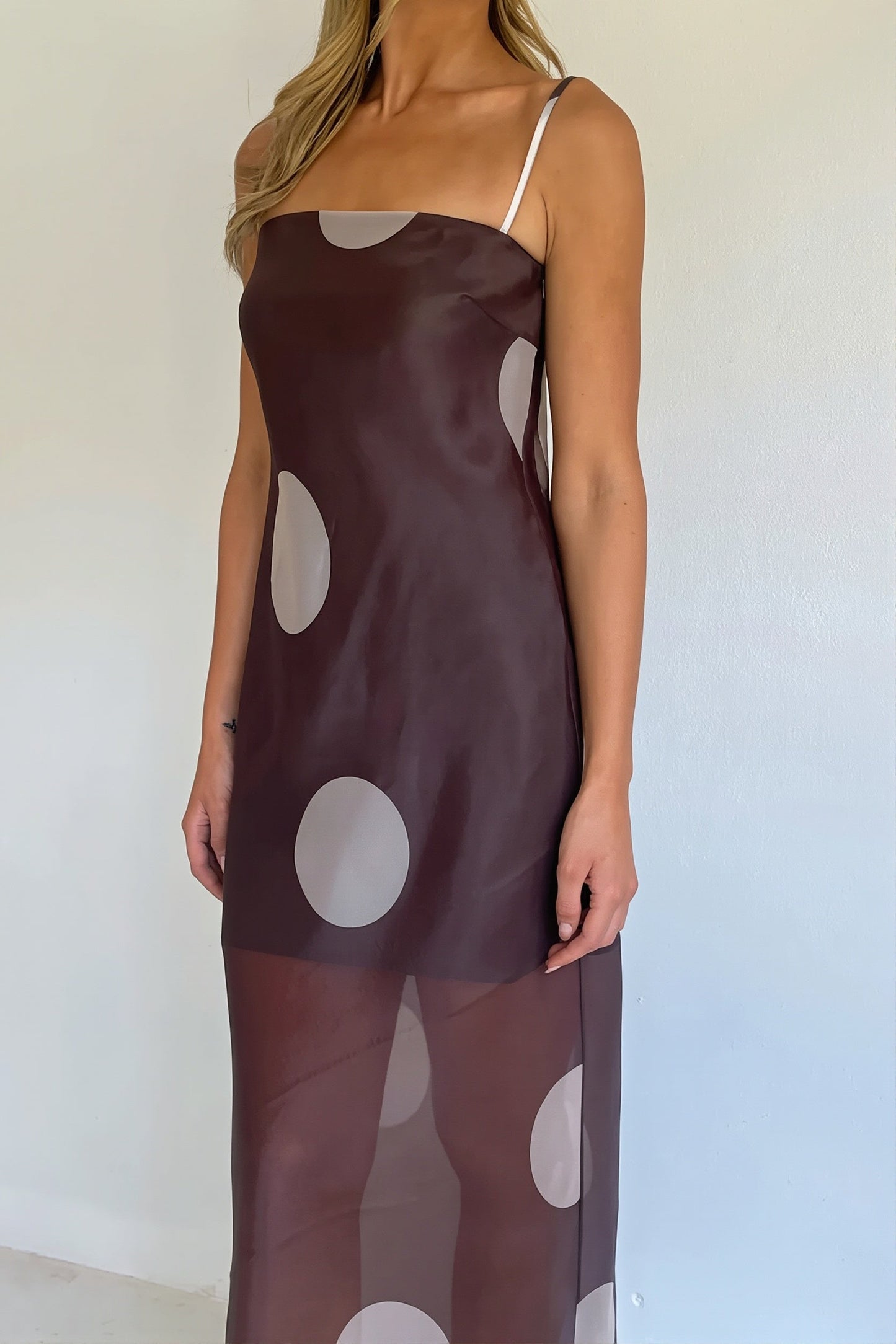 Seitenansicht vom trägerlosen Slim-Fit-Maxikleid mit Polka Dots für Damen