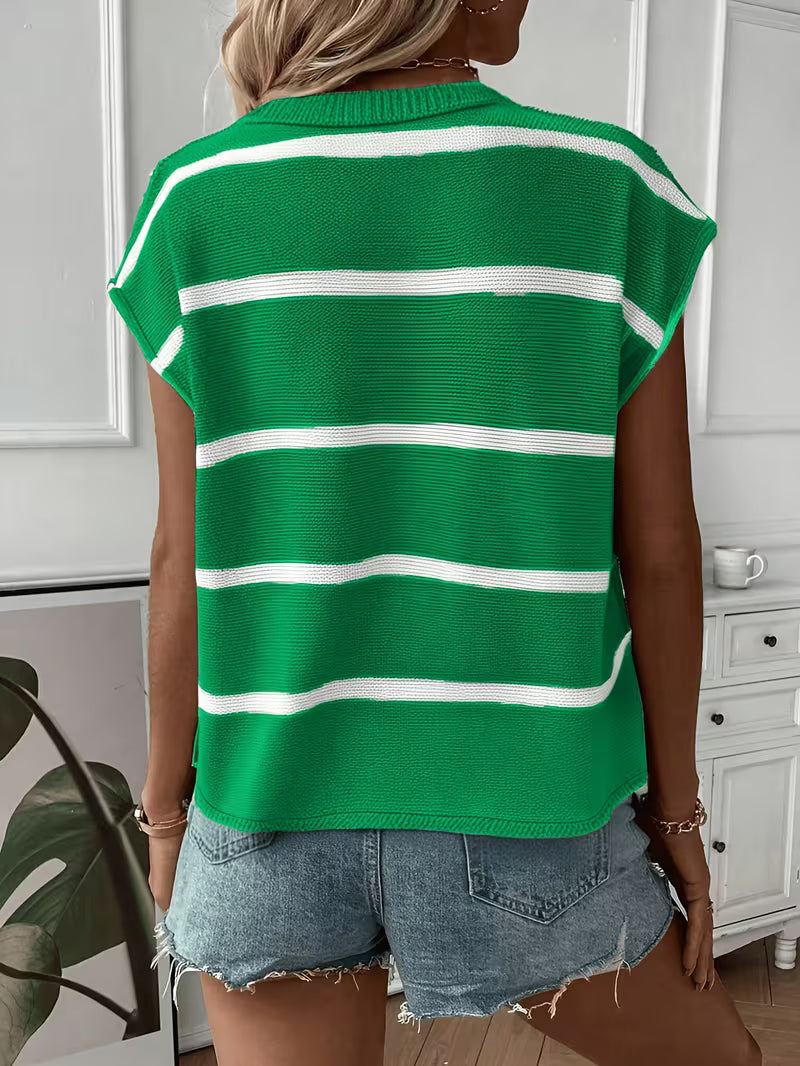 Locker sitzendes gestreiftes Damen Stricktop in ganzer Ansicht