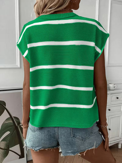 Locker sitzendes gestreiftes Damen Stricktop in ganzer Ansicht