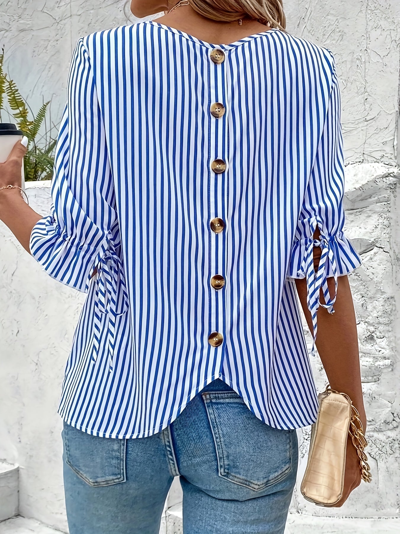 Elegante gestreifte Damenbluse mit lockerem Schnitt von vorne