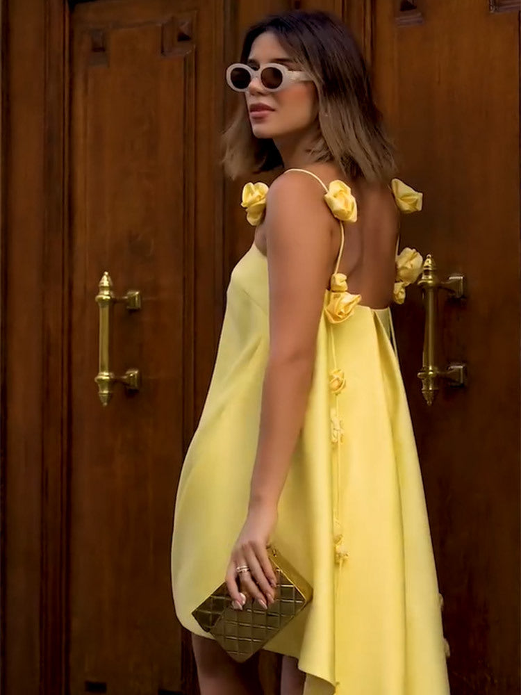 Detailaufnahme vom asymmetrischen Saum am Damen Minikleid mit 3D-Rosen