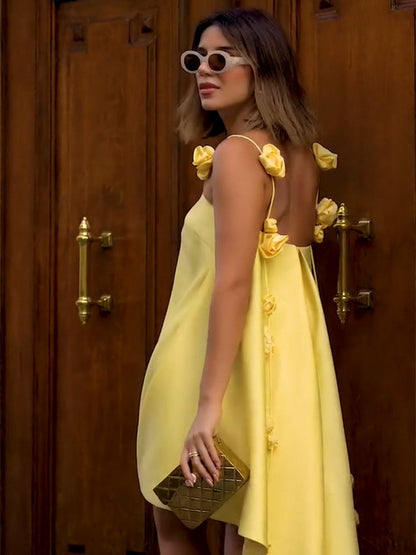 Detailaufnahme vom asymmetrischen Saum am Damen Minikleid mit 3D-Rosen