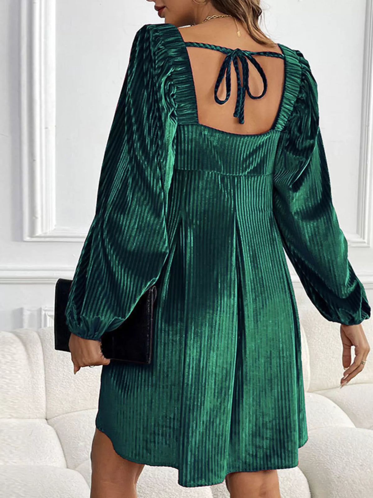 Langarm-Samtkleid für festliche Anlässe in der Detailansicht