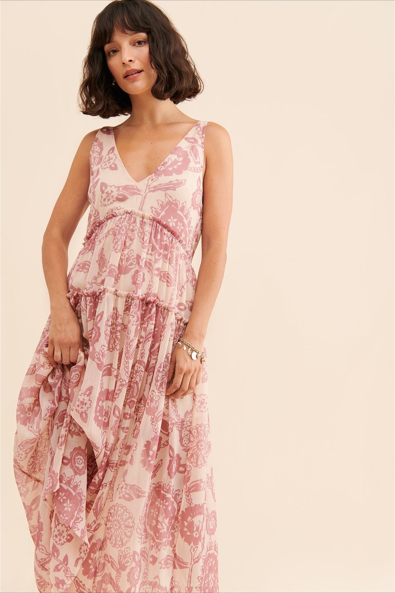 Luftiges Damenkleid ohne Ärmel mit Boho Blumenprint im Studio