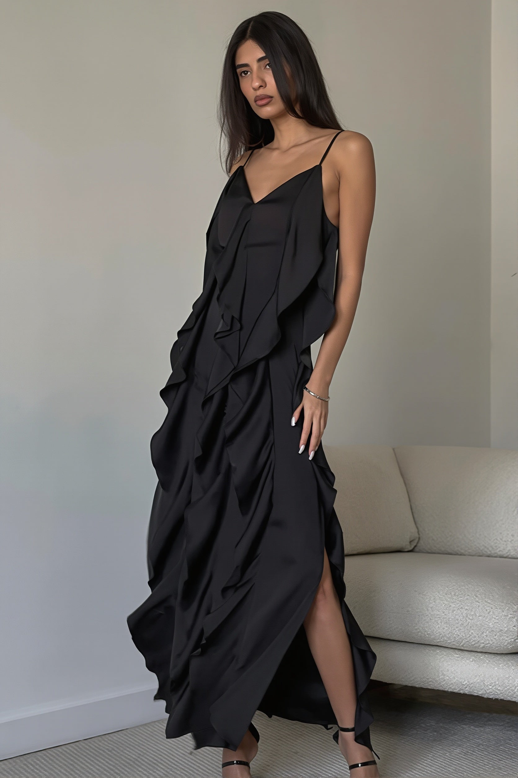 Damen Slip-Maxikleid in Seitenansicht mit elegantem, langem Fall