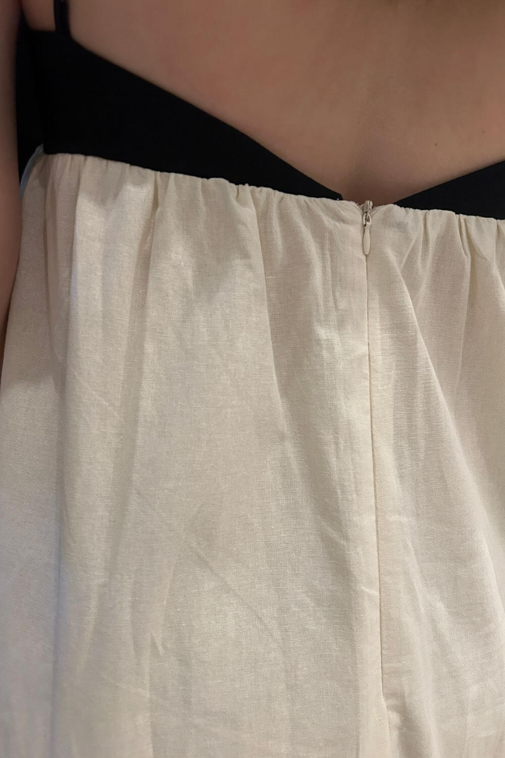 Midi-Kleid aus Leinen-Baumwoll-Mischung, locker geschnitten, schwarz-weiß