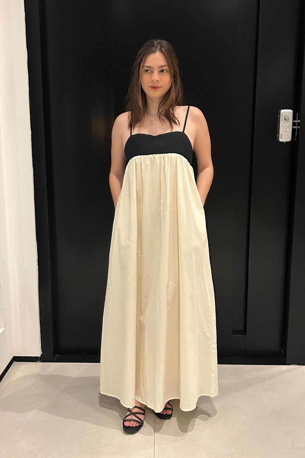 Midi-Kleid aus Leinen-Baumwoll-Mischung, locker geschnitten, schwarz-weiß