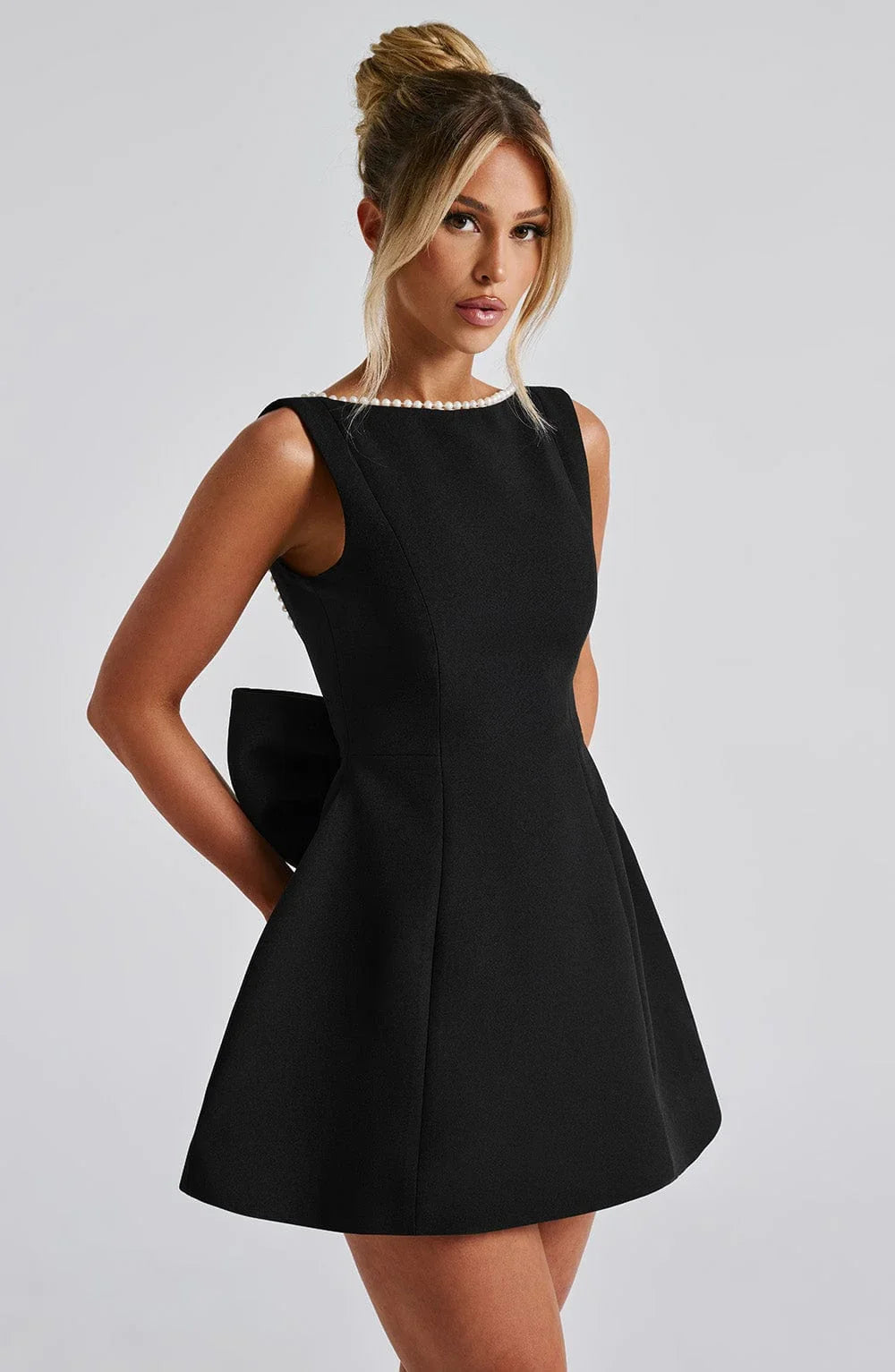 Cocktailkleid für Damen mit Schleifenrücken