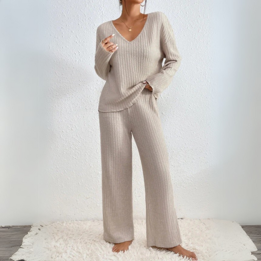 Damen-Zweiteiler mit Pullover und gerader Hose in voller Ansicht