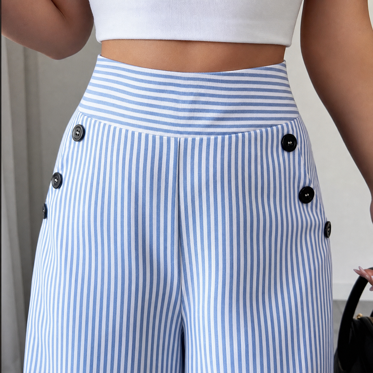 Gestreifte Damen Leinenhose mit hohem Bund freigestellt auf weissem Hintergrund