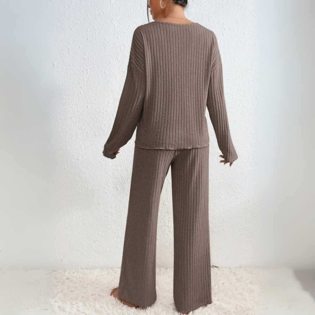 Pullover des Damen-Sets mit klassischem V-Ausschnitt