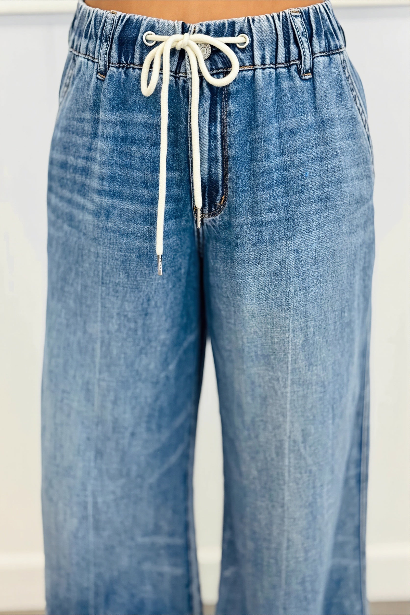 Verwaschene Straight Leg Jeans für Damen mit hohem Bund in Nahansicht