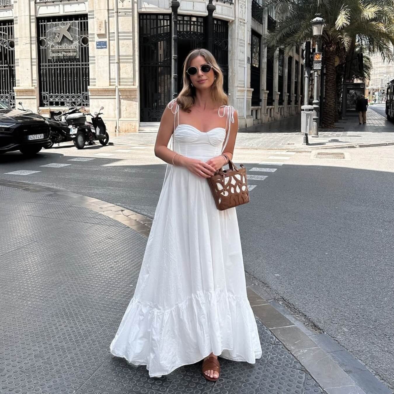 Lang fließendes Kleid aus Polyester in Weiß