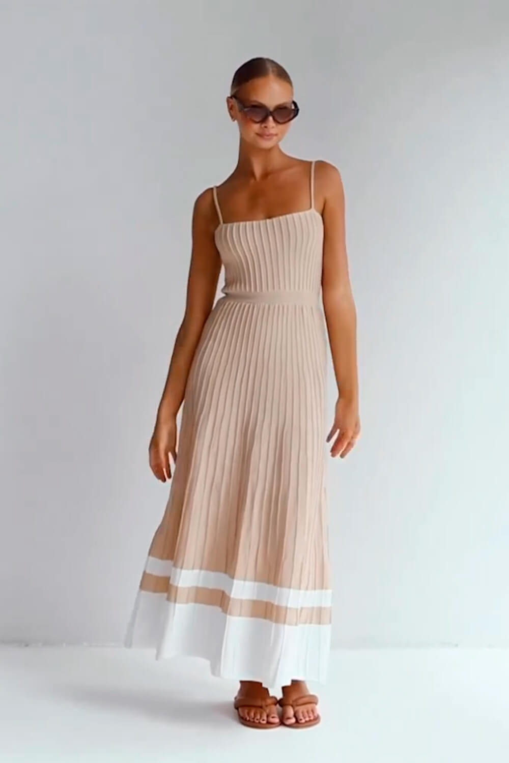 Gestricktes, plissiertes Midi-Kleid mit Spaghettiträgern
