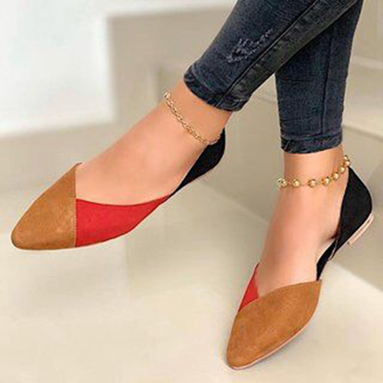 Paar Damen Ballerinas spitz mit modernem Colour-Blocking-Look auf weissem Hintergrund
