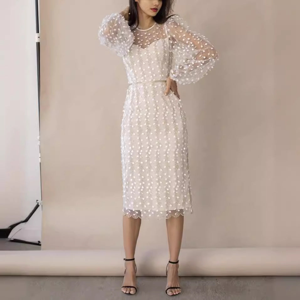 Damen Kleid mit transparenten Puffärmeln und Blumenstickerei