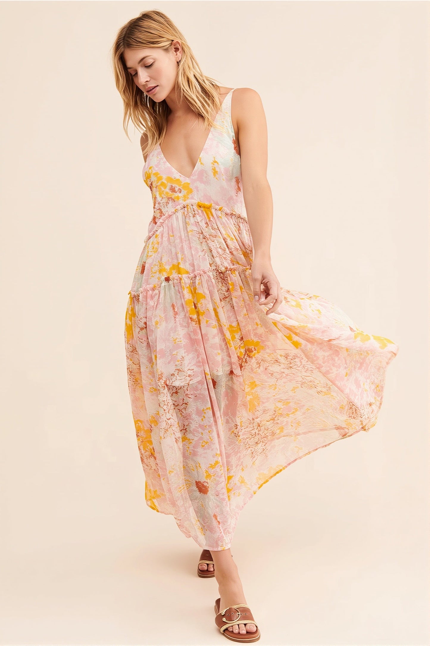 Maxikleid mit Volantsaum und Blumenmuster in eleganter Frontalansicht