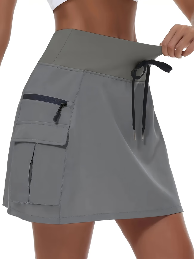 Kurzer Damen Shortsrock mit femininem Look und integrierten Shorts