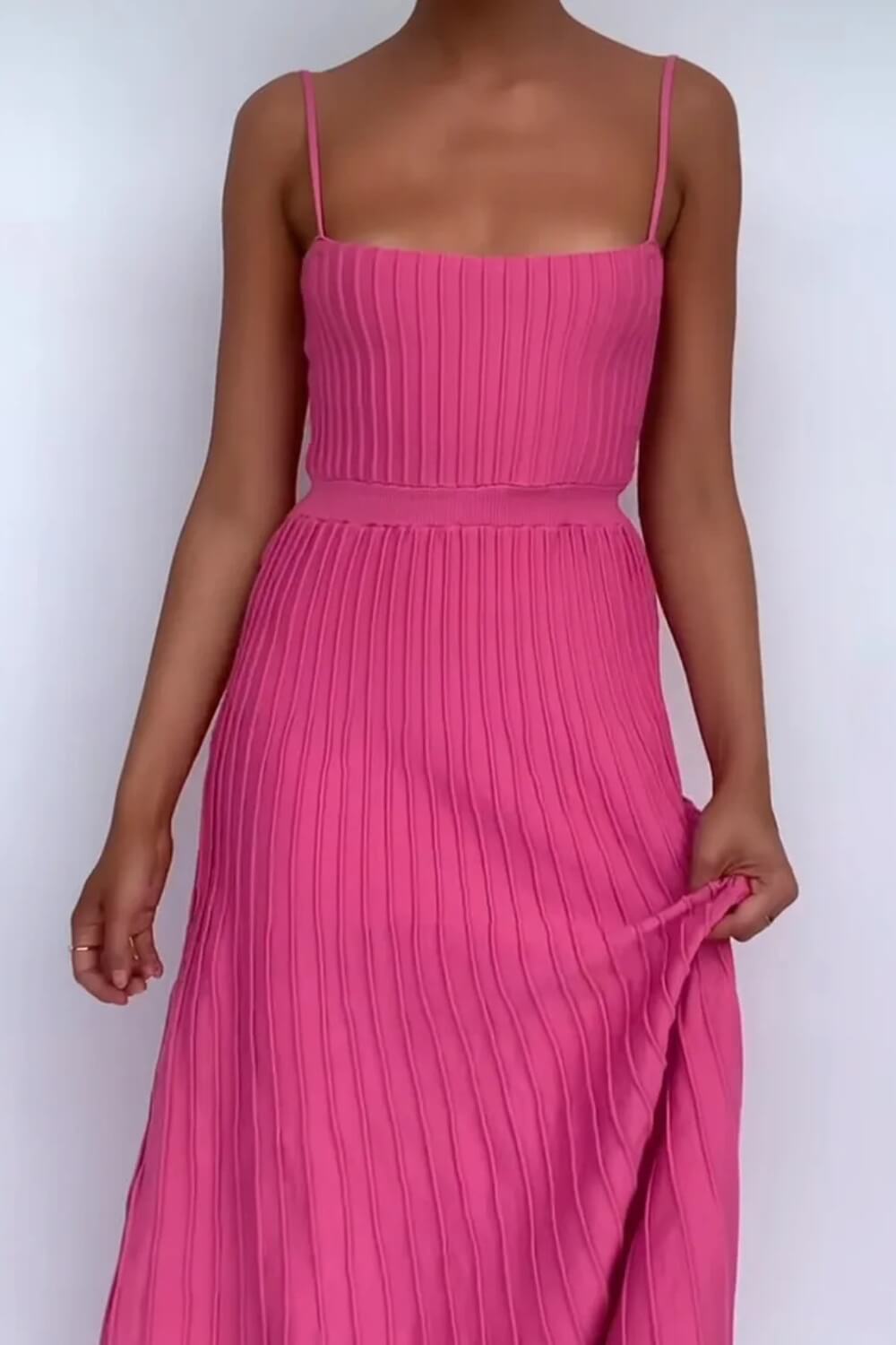 Gestricktes, plissiertes Midi-Kleid mit Spaghettiträgern