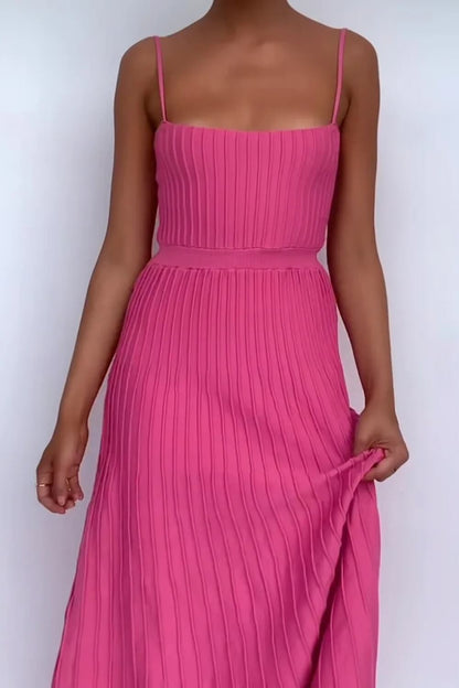 Gestricktes, plissiertes Midi-Kleid mit Spaghettiträgern