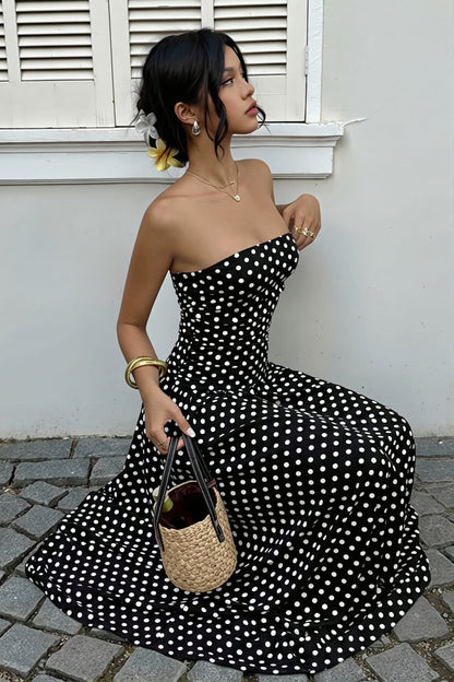 Damen Maxi Kleid mit Polka Dots in dynamischer Pose