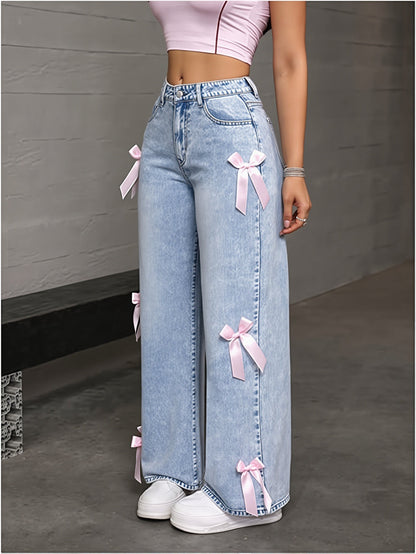 Detailaufnahme vom Schleifendetail an den Damenjeans im Washed Look