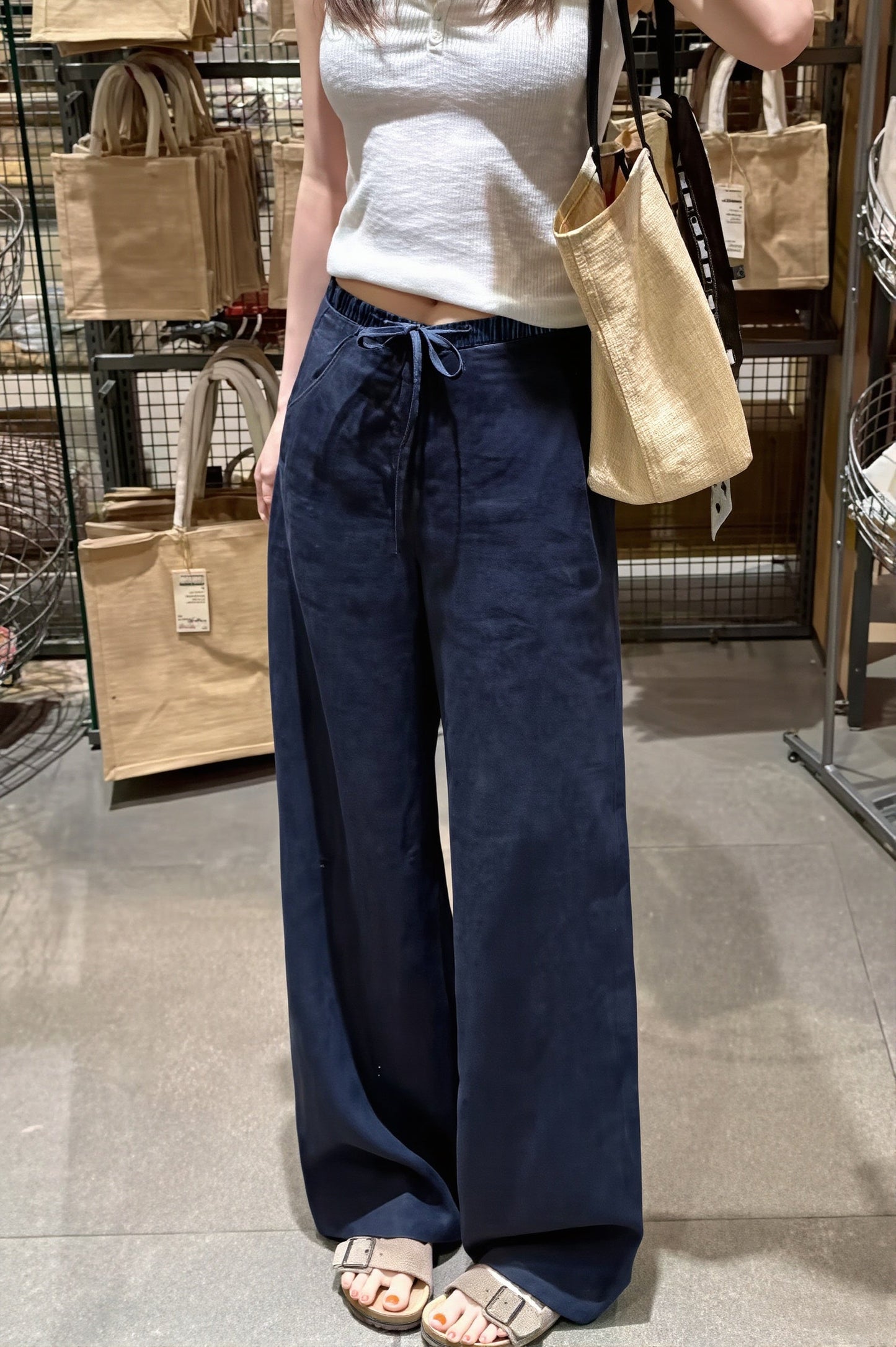 Locker geschnittene Damenhose mit geradem Bein und hoher Taille, Seitenansicht