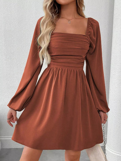 Gerüschtes A-Linien-Kleid mit quadratischem Ausschnitt und langen Ärmeln