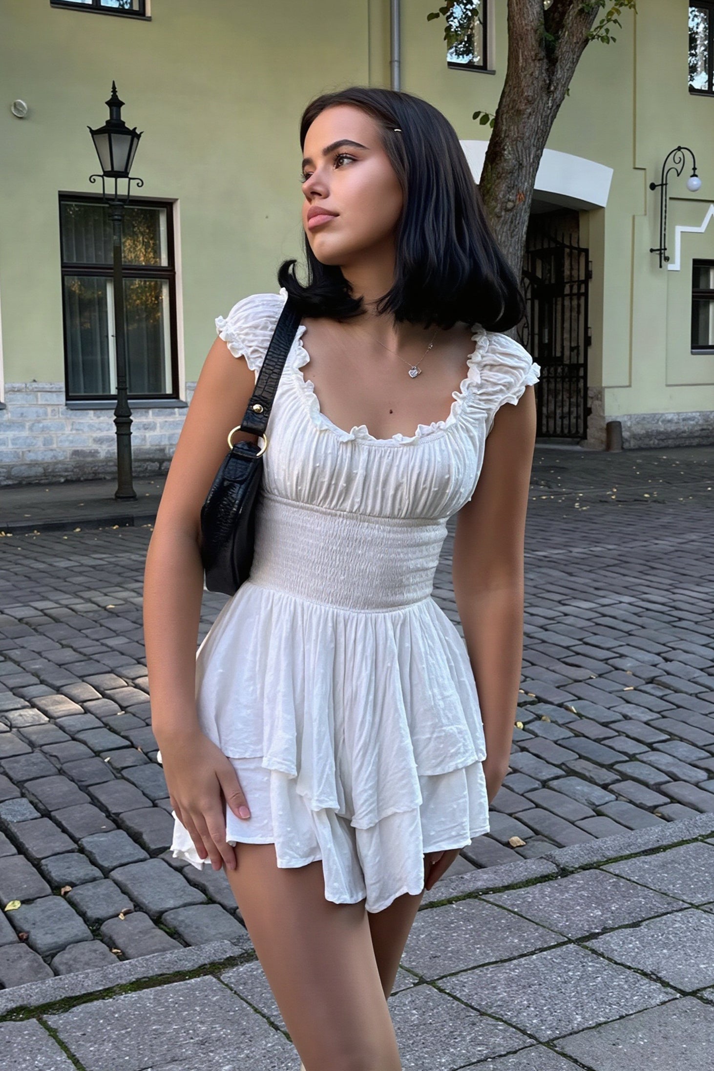 Schulterfreies Mini Kleid mit Stickerei in Seitenansicht